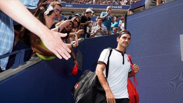 Hot Shots: Roger Federer surprises young fans | Official ...