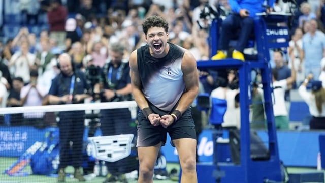Shelton ends Alcaraz's US Open title defense in late-night ...