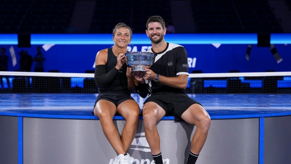 Sara Errani and Andrea Vavassori poses with their mixed doubles championship trophy on stage at the 2025 US Open on Wednesday, Aug. 20, 2025 in Flushing, NY. (Darren Carroll/USTA)