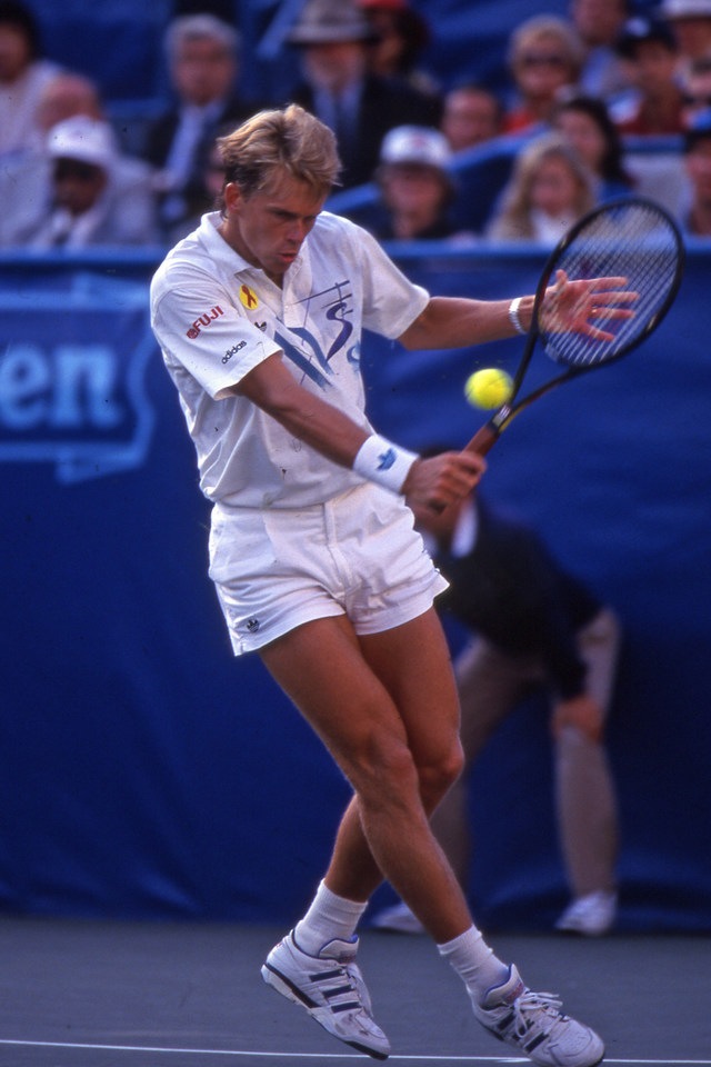 1991 men's champion Stefan Edberg defended his title at the 1992 US