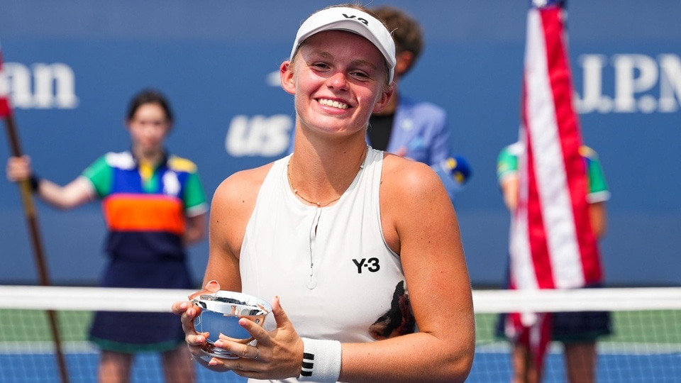 Jeline Vandromme celebrates with the trophy after a junior girls' singles championship match at the 2025 US Open on Saturday, Sep. 6, 2025 in Flushing, NY. (Garrett Ellwood/USTA)