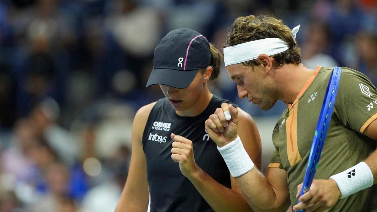 Iga Swiatek and Casper Ruud during a mixed doubles semifinal match at the 2025 US Open on Wednesday, Aug. 20, 2025 in Flushing, NY. (Darren Carroll/USTA)