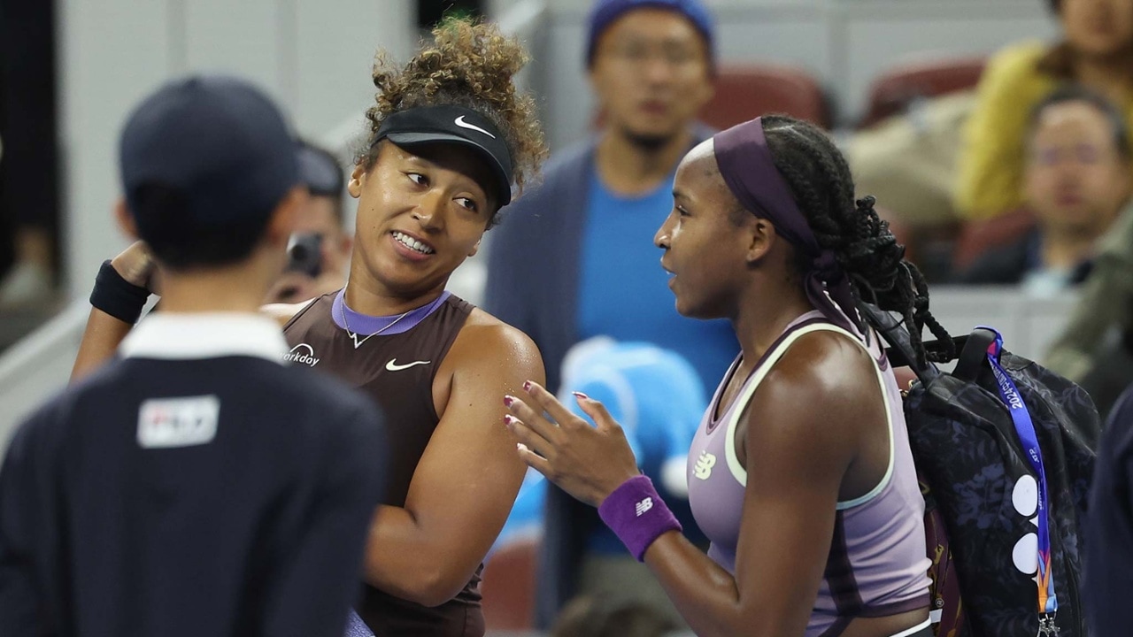 Coco Gauff helps injured Naomi Osaka carry her bags off court in